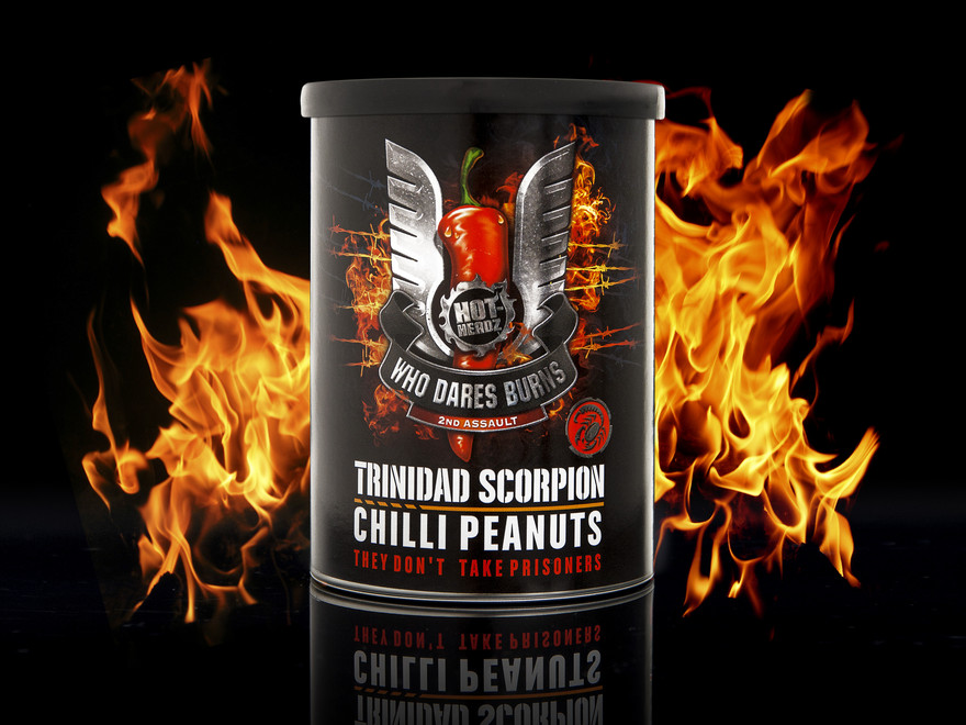 Billedet viser en pakke med Trinidas Scorpion chili peanuts, nogle ekstremt stærk nødder.